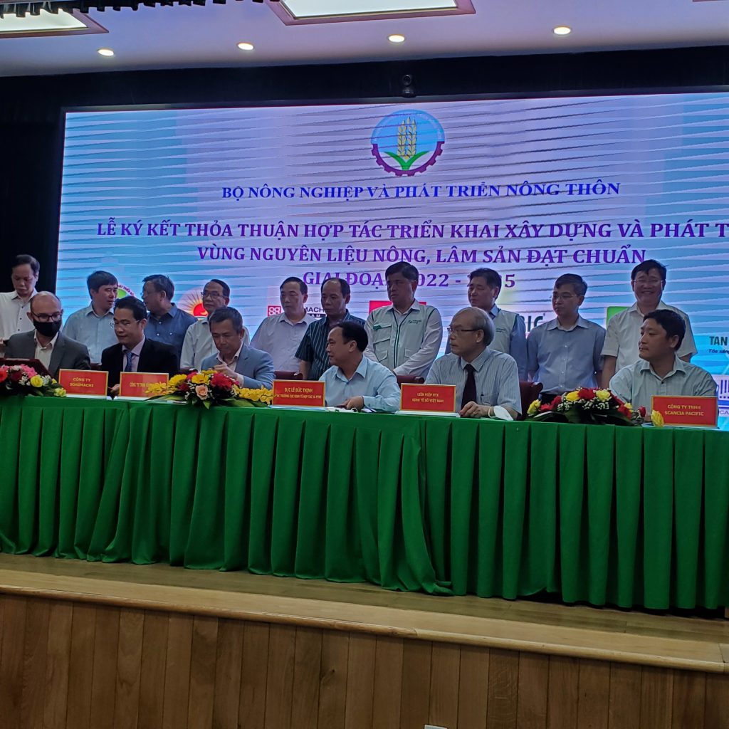 Representatives take part in the cooperation event for the 2022–2025 sourcing-area pilot.