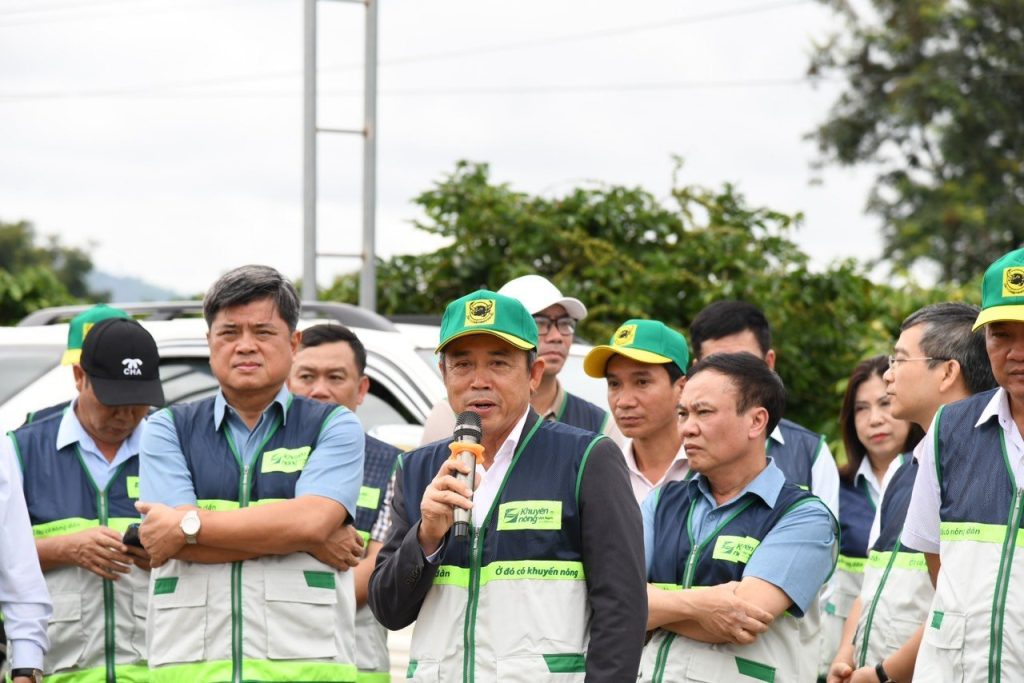 Delegates discuss production and grower support during the August 2024 visit.