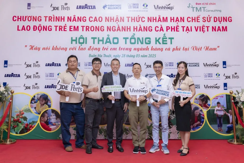 Đại biểu thực hiện nghi thức tại hội thảo nâng cao nhận thức