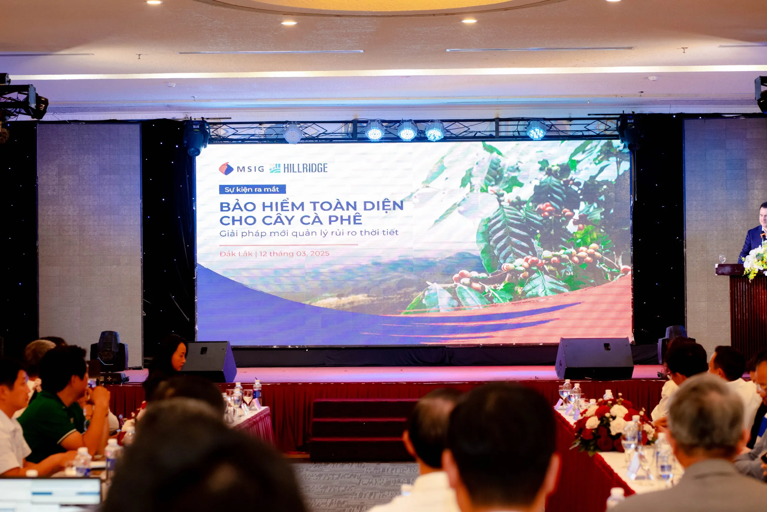 Sân khấu sự kiện ra mắt bảo hiểm toàn diện cho cây cà phê