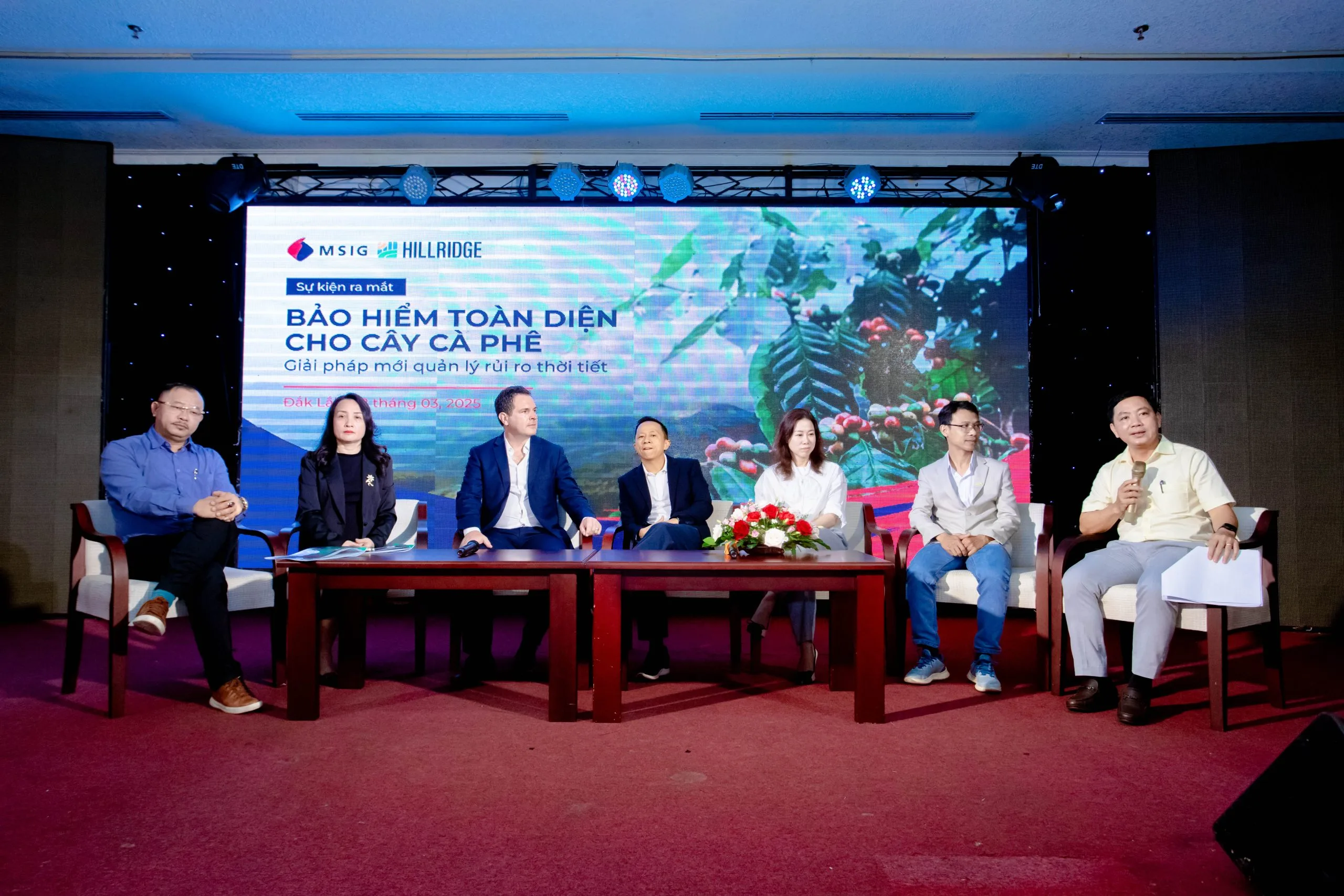 Các khách mời trao đổi về bảo hiểm cây cà phê