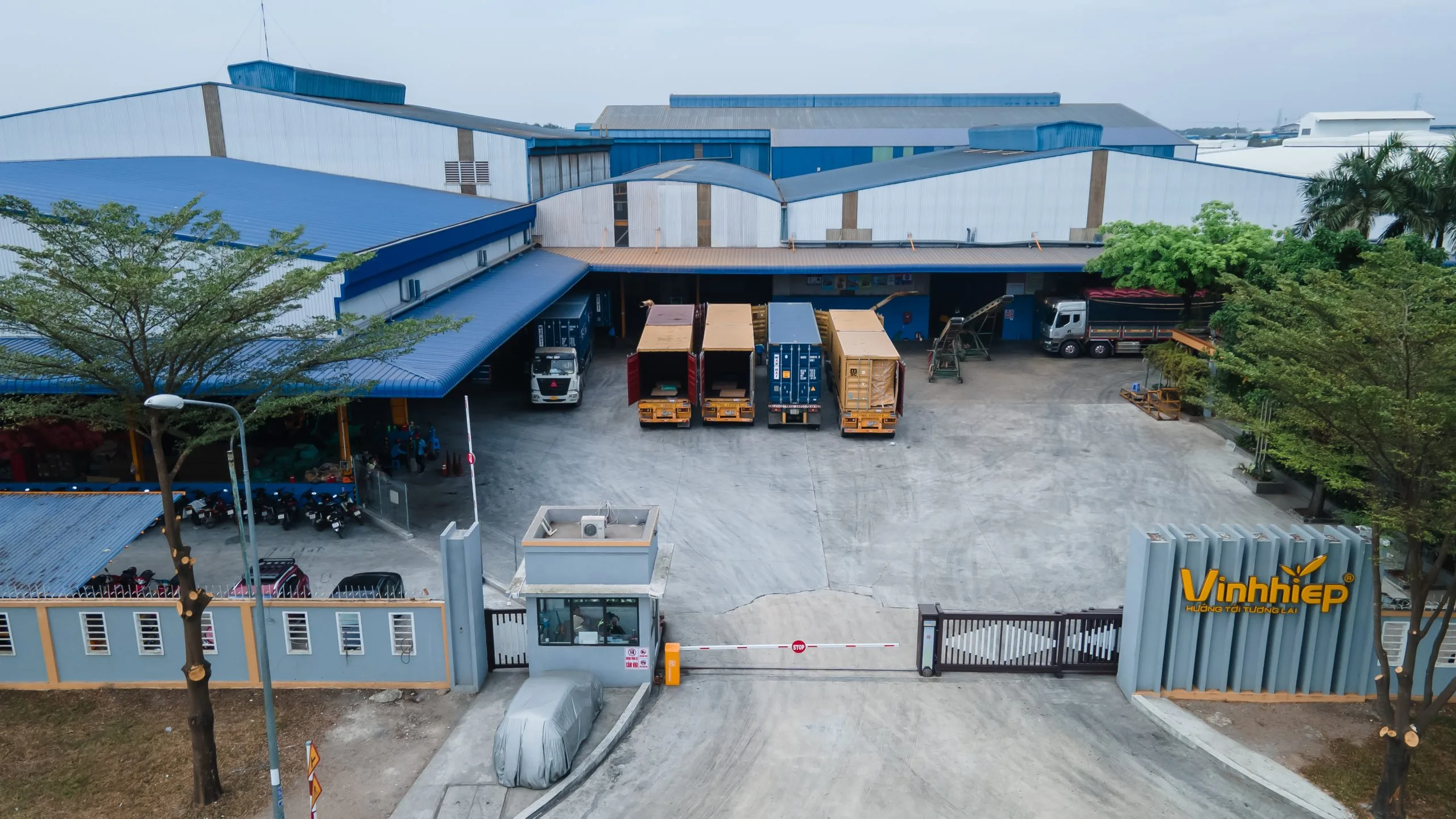 Xe tải và lối vào khu nhà xưởng Vĩnh Hiệp