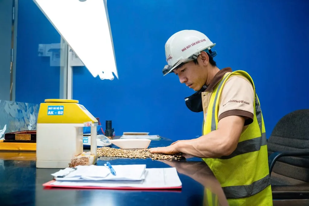 Nhân viên ghi thông tin tại khu sản xuất