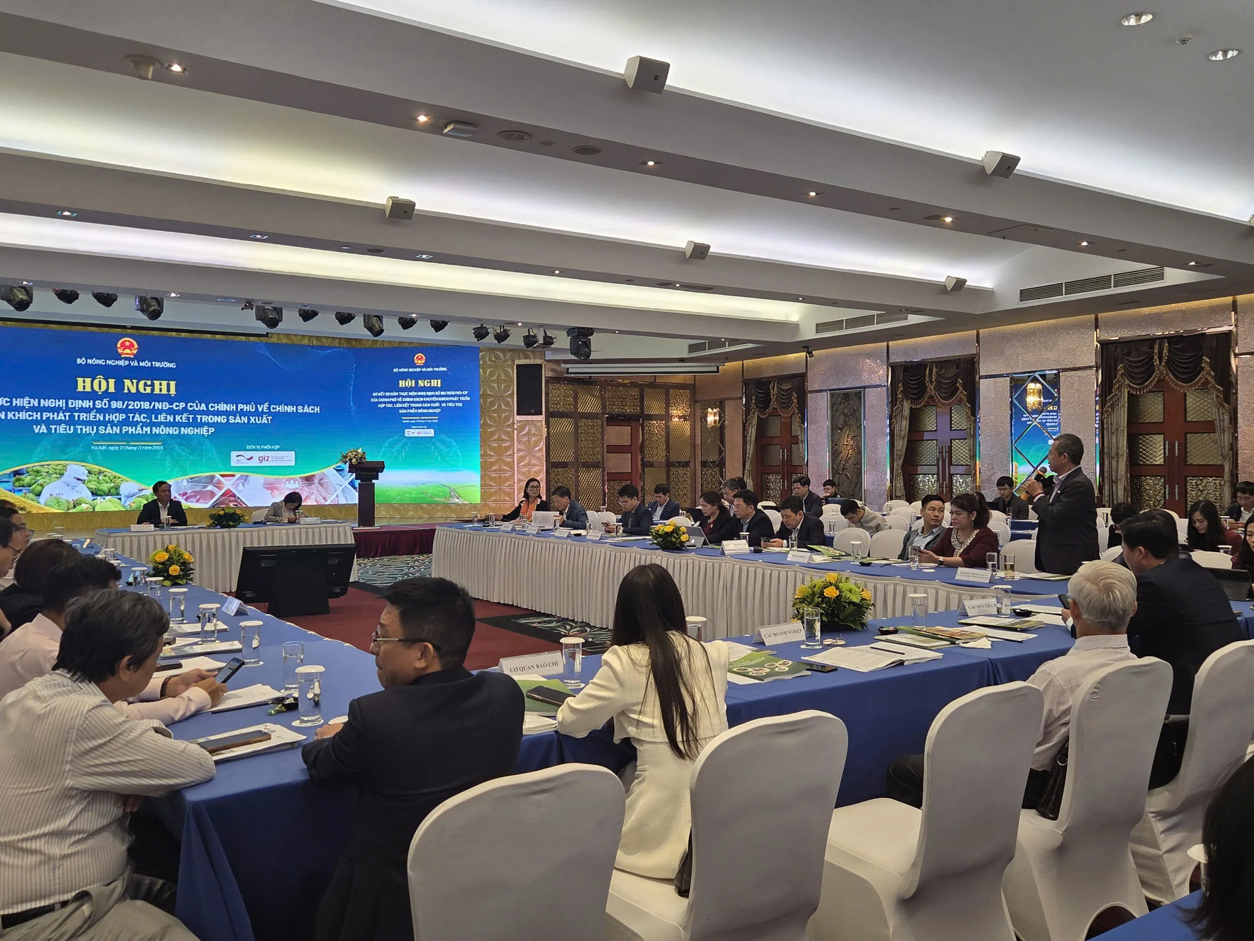 Vinh Hiep shares farmer-linkage experience at six-year policy review 2 Participants attend the review of agricultural production and market-linkage cooperation in Hanoi.
