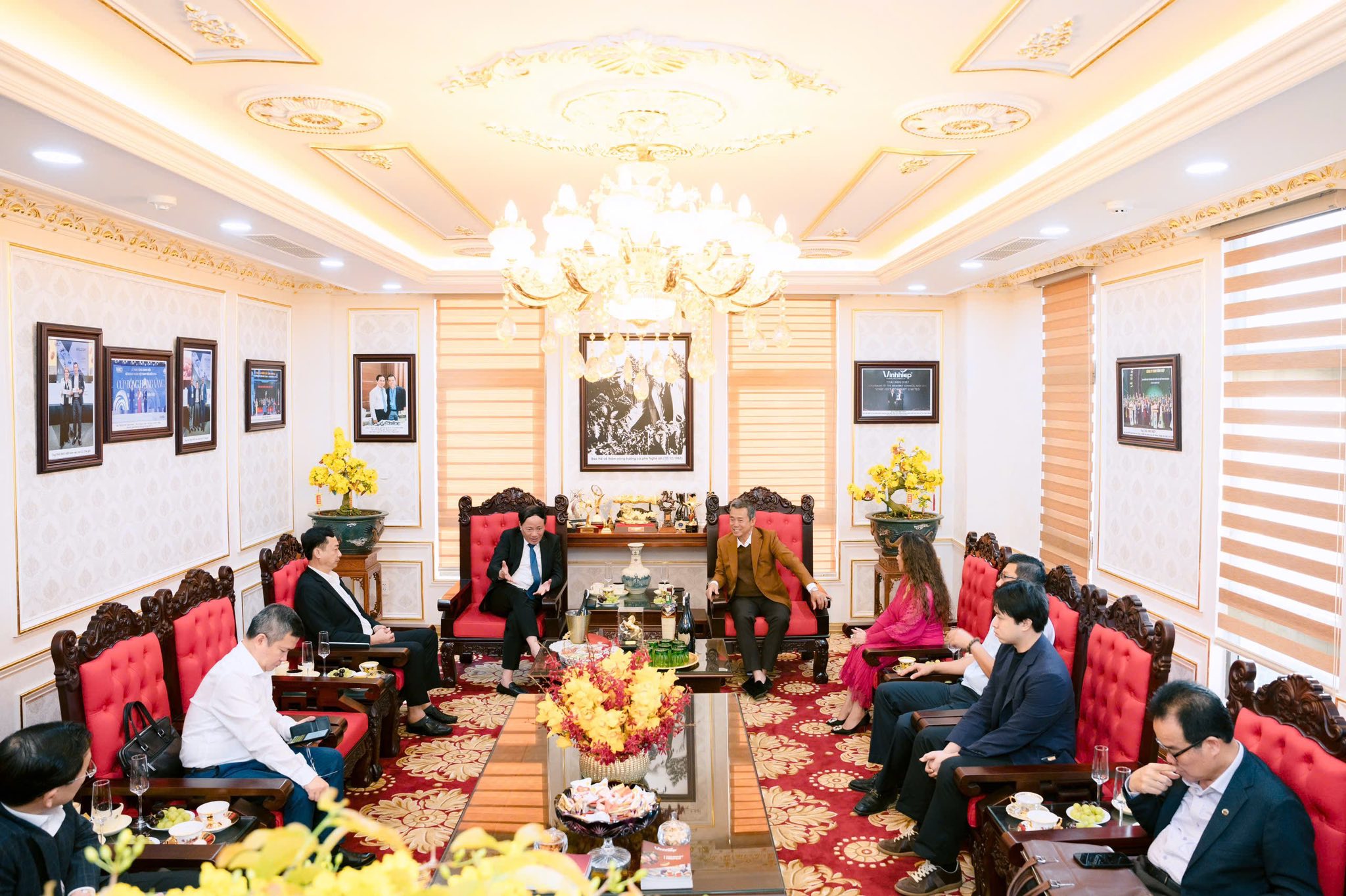 Chủ tịch UBND tỉnh Phạm Anh Tuấn trao đổi cùng với lãnh đạo công ty TNHH Vĩnh Hiệp Gia Lai