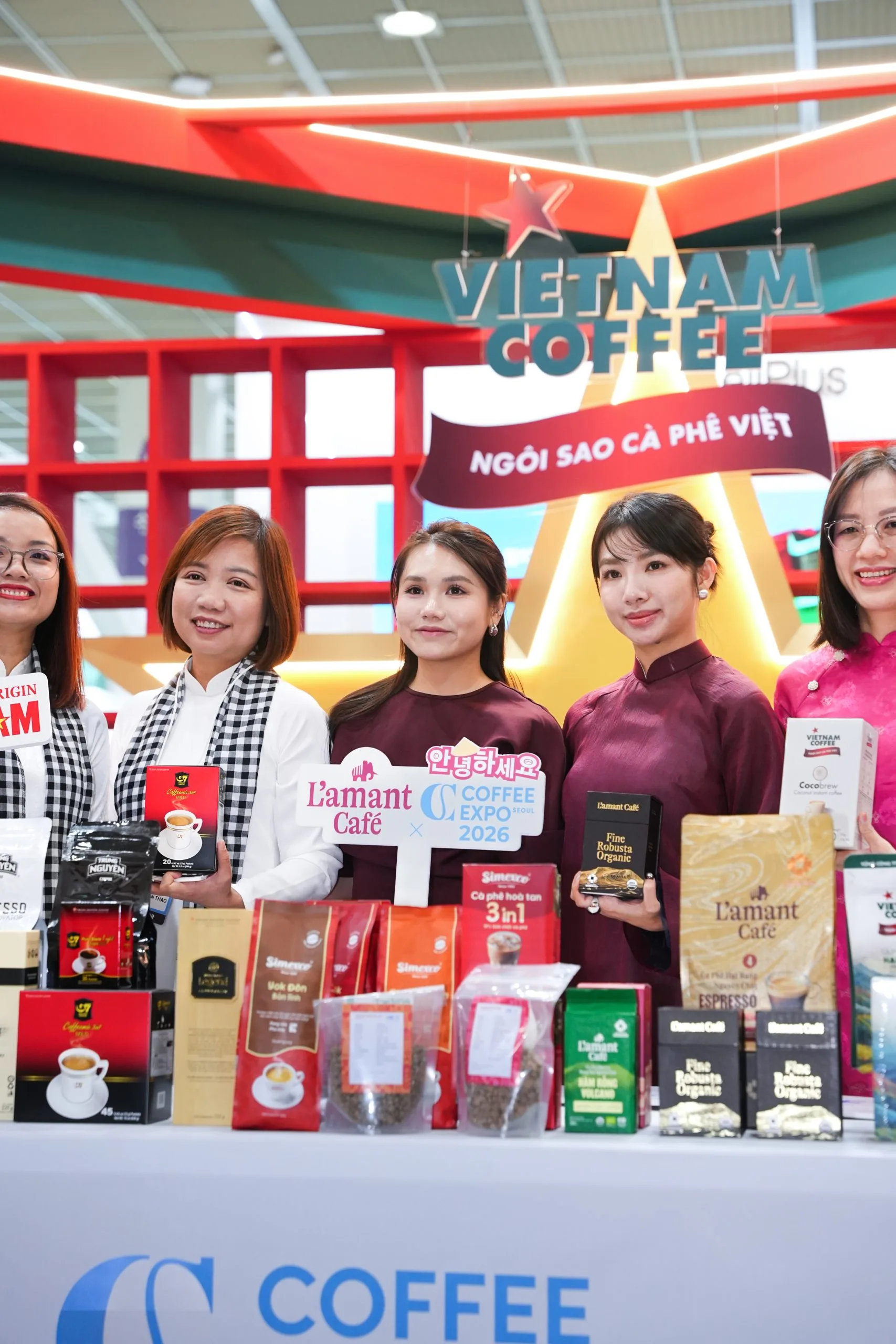 VĨNH HIỆP KHẲNG ĐỊNH TẦM NHÌN CHIẾN LƯỢC TẠI GIAN HÀNG QUỐC GIA VIỆT NAM – COFFEE EXPO SEOUL 2026 5 Khách tham quan chụp ảnh bên sản phẩm cà phê L’amant