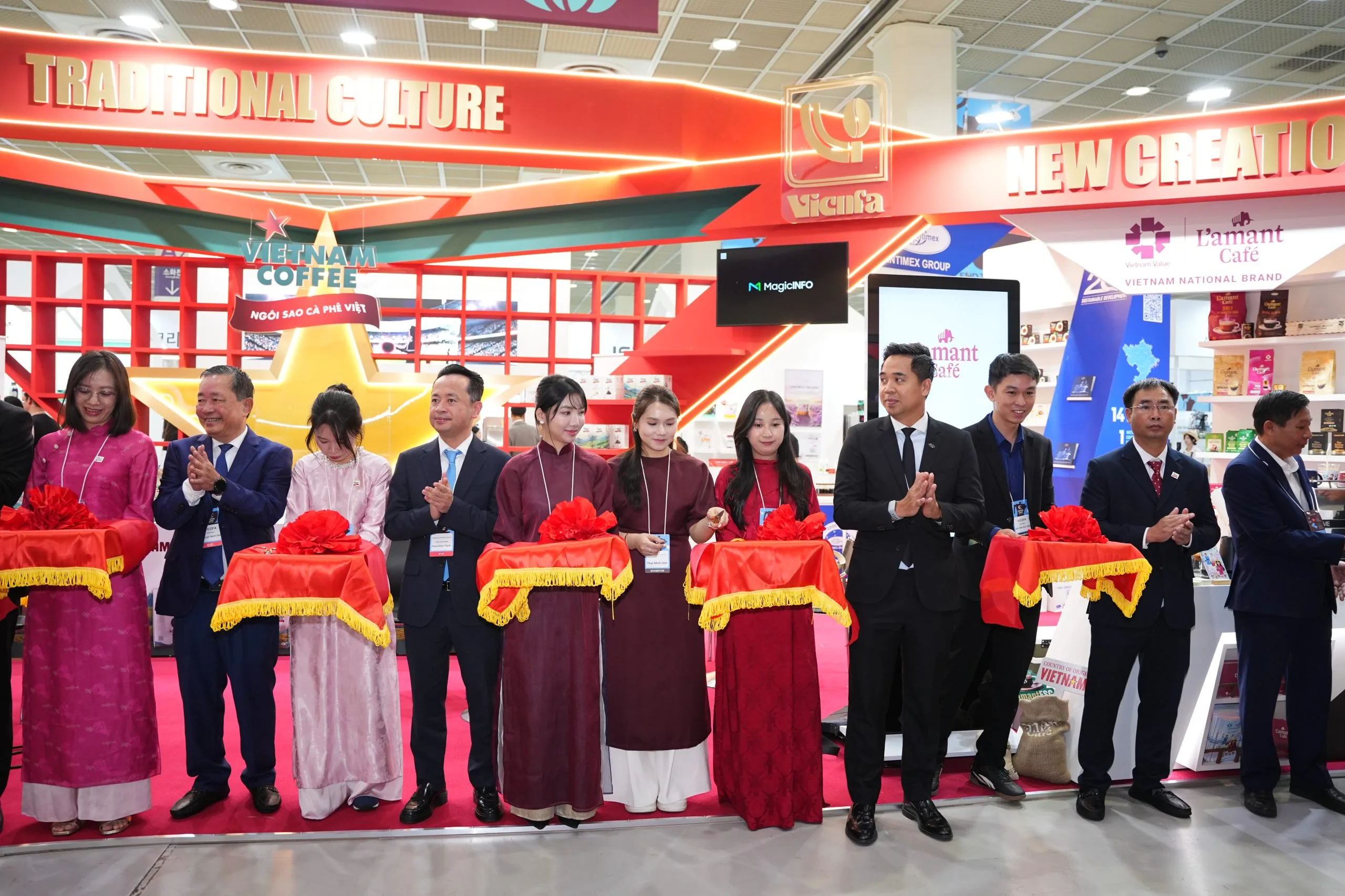 VĨNH HIỆP KHẲNG ĐỊNH TẦM NHÌN CHIẾN LƯỢC TẠI GIAN HÀNG QUỐC GIA VIỆT NAM – COFFEE EXPO SEOUL 2026 3 Đại biểu cắt băng tại gian hàng Việt Nam ở Coffee Expo Seoul
