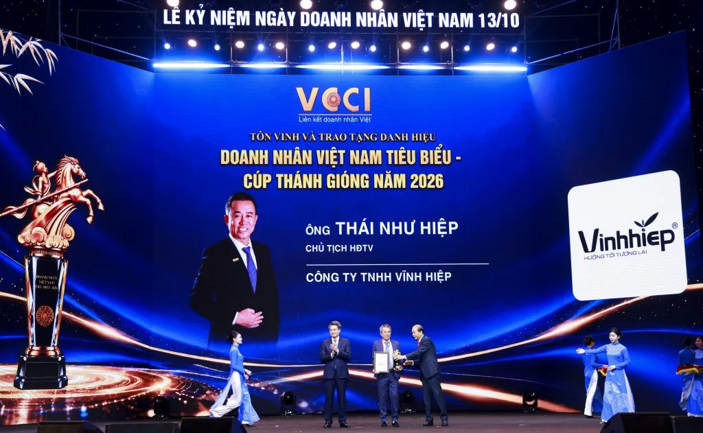 Màn hình giới thiệu ông Thái Như Hiệp tại lễ kỷ niệm Ngày Doanh nhân