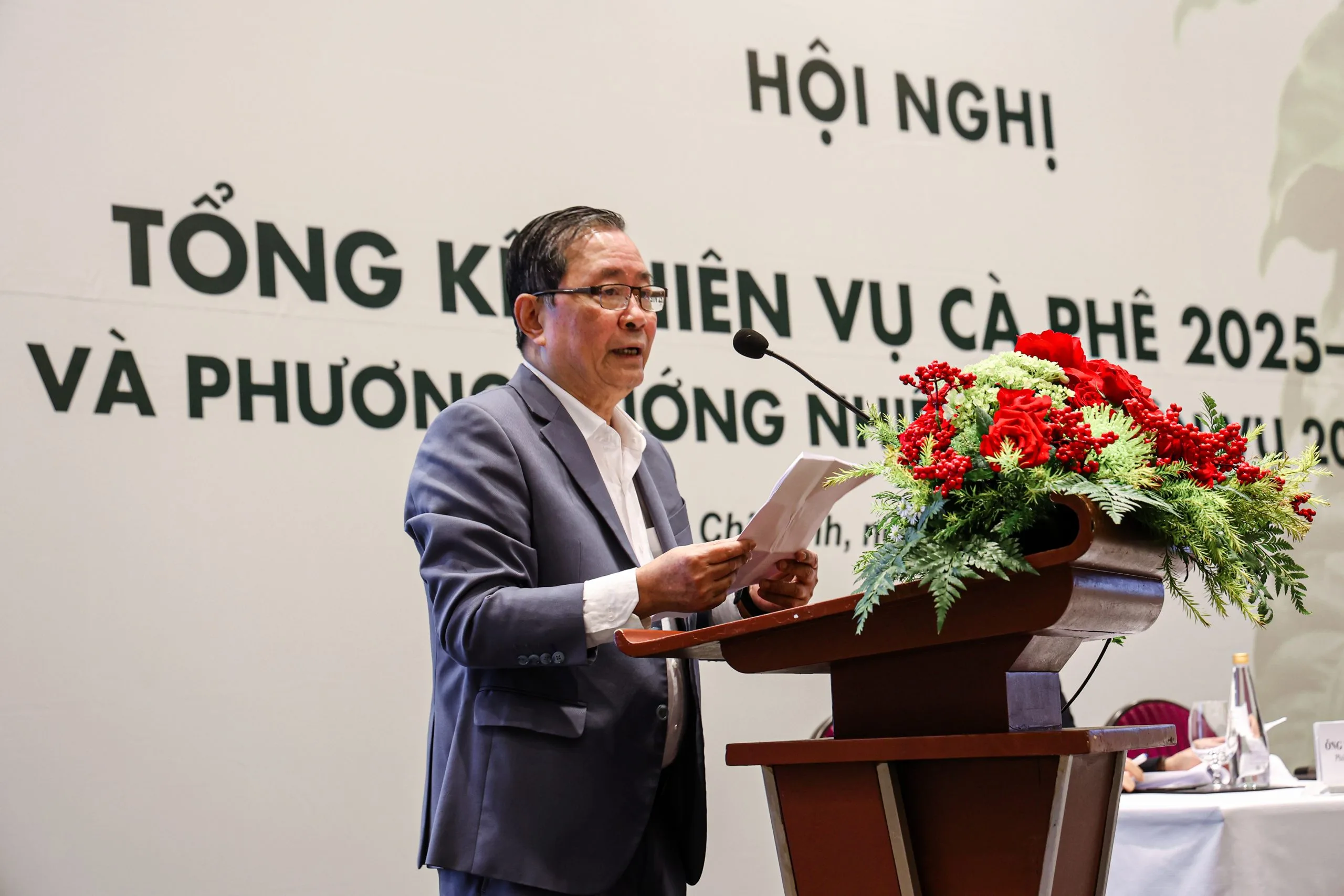 Vinh Hiep leads Vietnam's green coffee export ranking for the 2025–2026 crop year 3 A speaker addresses participants at the crop-year review meeting.