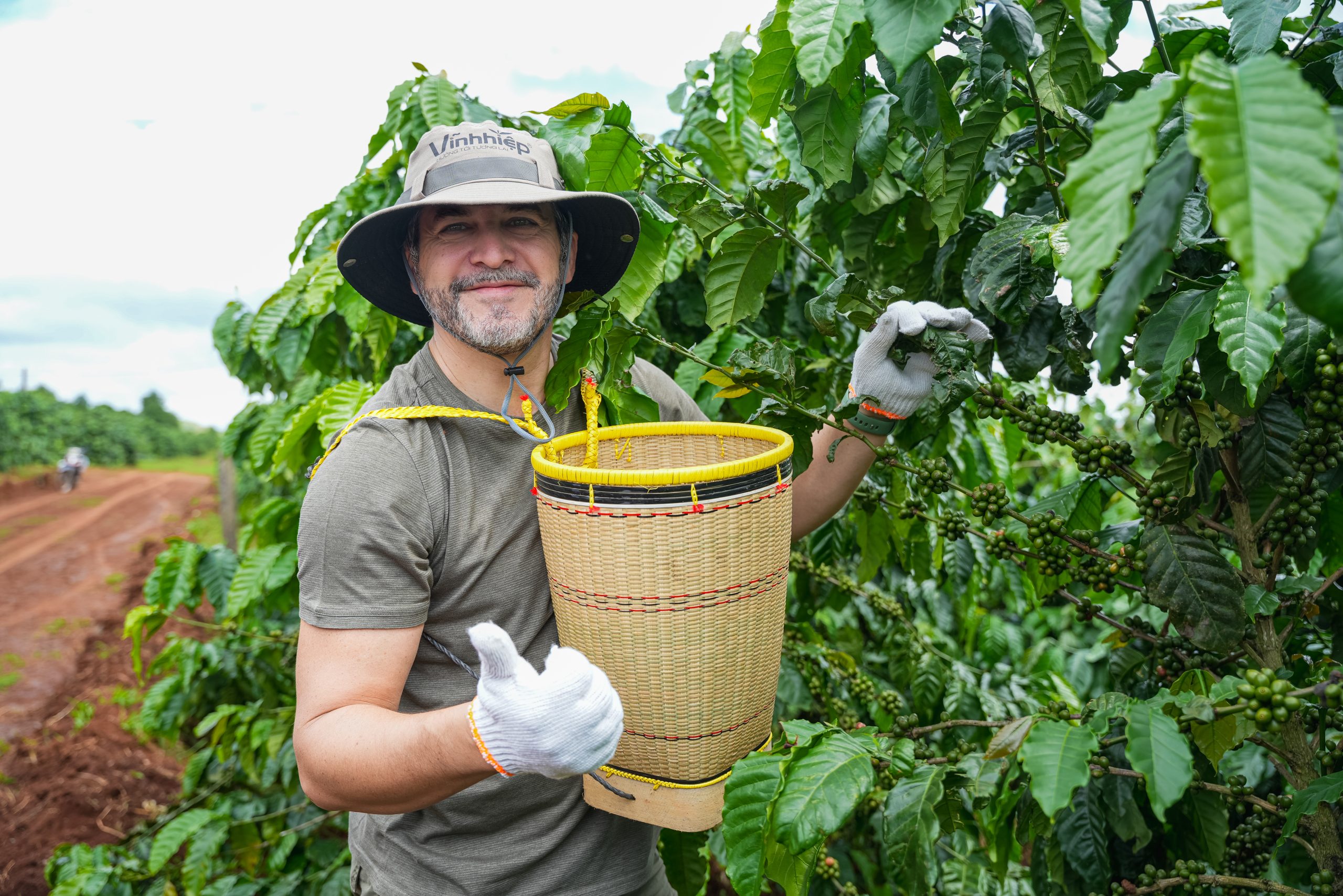 TỪ NƯỚC Ý ĐẾN ĐẠI NGÀN GIA LAI: CHUYẾN THĂM ĐẶC BIỆT CỦA CHỦ TỊCH LAVAZZA TẠI VĨNH HIỆP 6 NQK01703 scaled